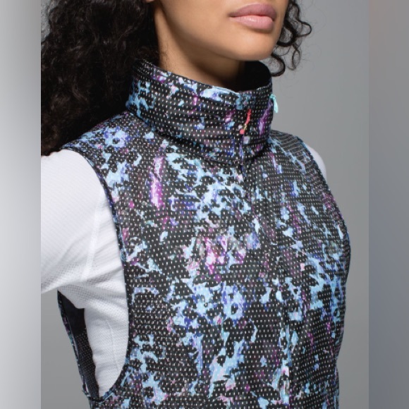 Lululemon (12) Pack-It Vest water resistant Sport Tranquil Blue, pockets - Picture 4 of 13